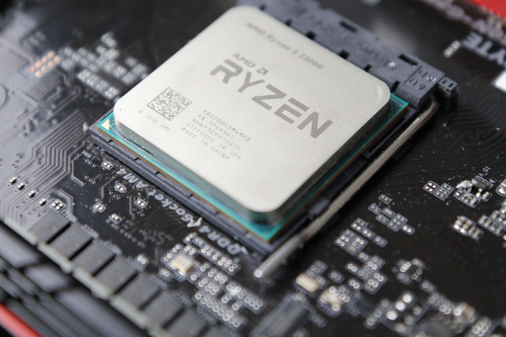 AMD Ryzen 3 2200G APU 4core 3.5GHz (3.7GHz bost) kèm Radeon Vega 8